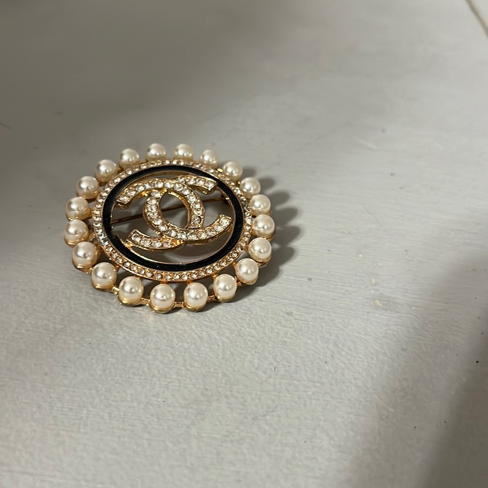 Women’s Pearl brooch